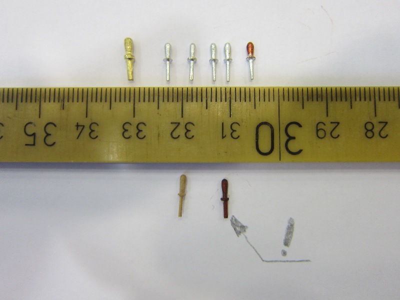 Nagle kupione nie nadają się. Po obtoczeniu iglakiem są do zaakceptowania. Postanowiłem spróbować, wielokrotnie proponowanego, wykonania samodzielnego. I tak, z drewnianych końcówek po toczeniu masztów wykonałem, przy pomocy wiertarki i iglaków kilka kołeczków z gruszy. Po pomalowaniu mazakiem uznałem, że można je zastosować. Czeka mnie więc kilka godz. zegarmistrzowskiej zabawy, ale chyba warto.