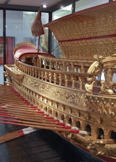 Side_of_a_Model_of_the_Bucintoro_in_Venice.jpg