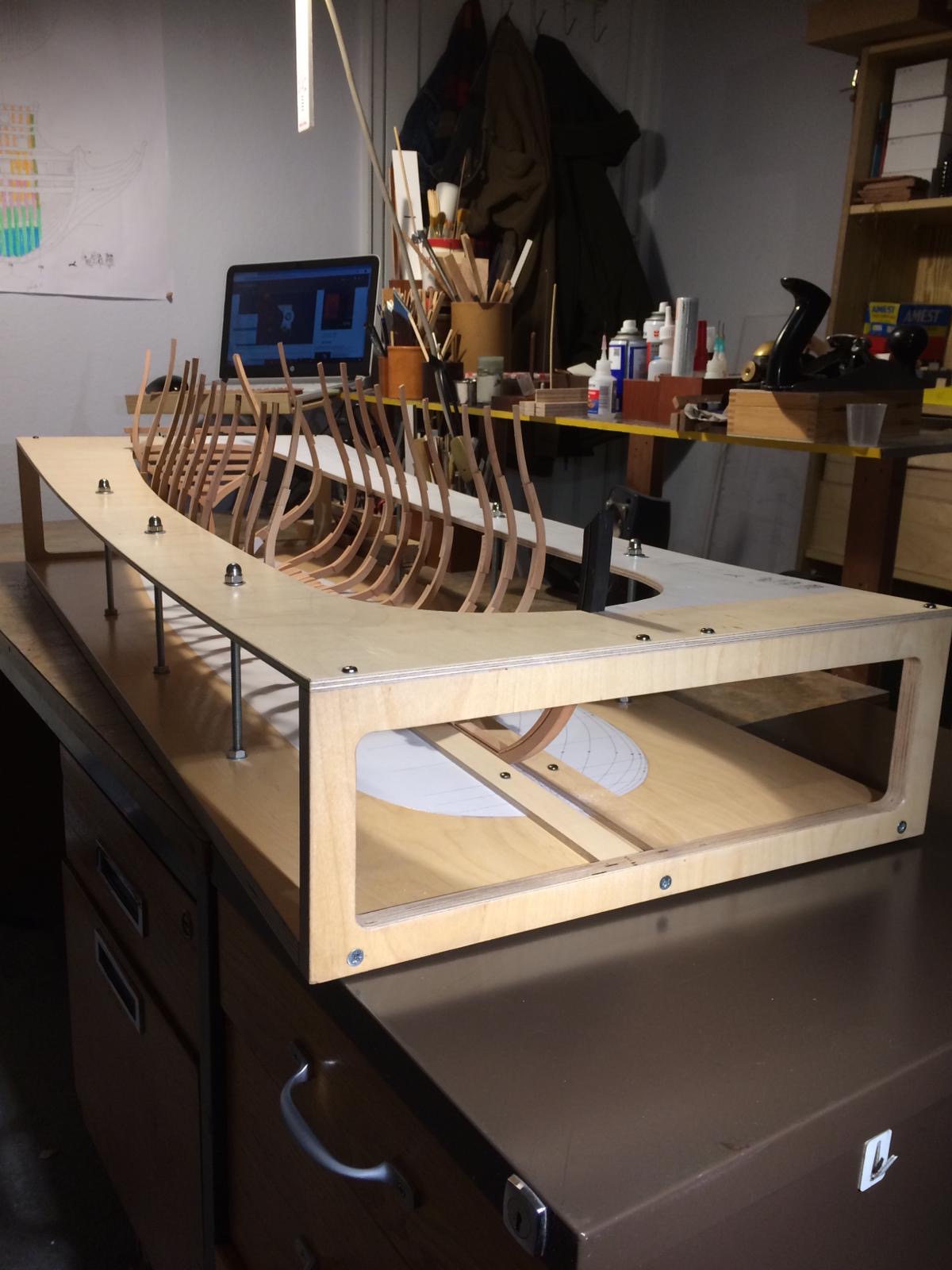 Zbudowałem stocznię i wsadziłem model do środka.