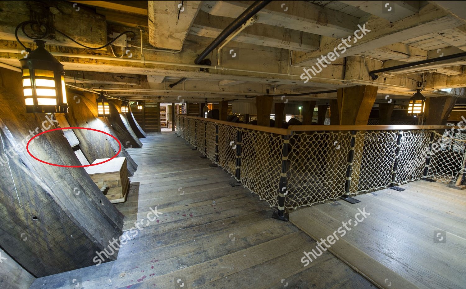 Tutaj widać wyraźnie inne umiejscowienie szczeliny niż na planach.<br />https://andyandjudi.com/2017/07/10/hms-victory-portsmouth-historic-naval-dockyard/