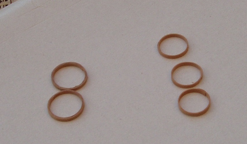 Segarsy po lewej to sklejka z dwu warstw forniru w włóknami prostopadłymi do siebie a te po prawej to jedna warstwa zwijana wzdłuż włókien