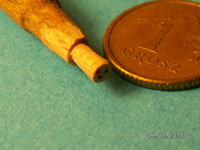 Krok 3: wykonanie nacięcia, jak tego się nie zrobi to nie wypiłuje się rowka- drewno się łupie, pilnik schodzi z linii