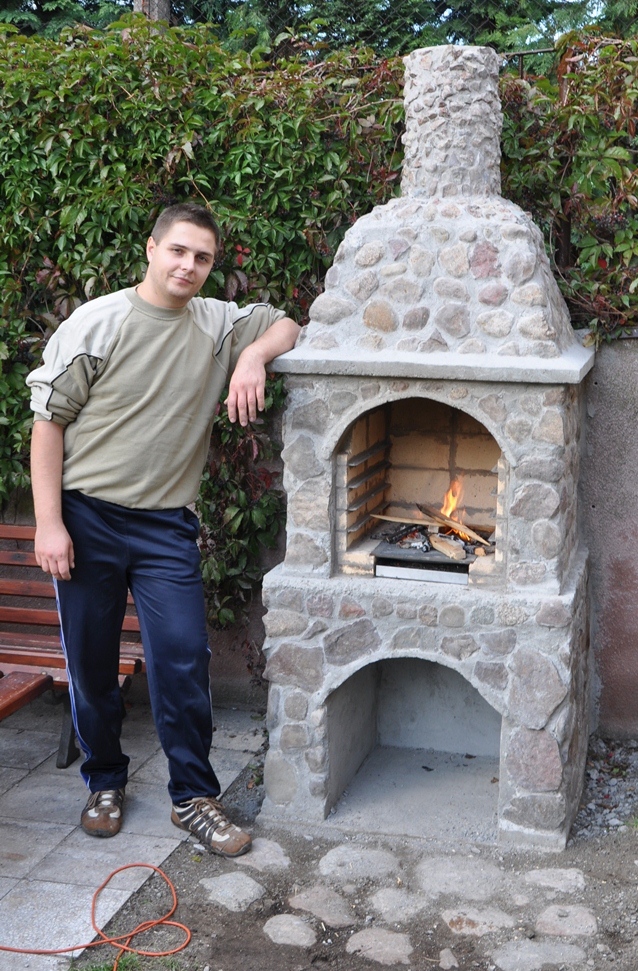 ja mam 172cm - to tak dla porównania wielkości grila :D - gril w późniejszym czasie został wyszlifowany, fugi poprawione i zaimpregnowany przed działaniem czynników atmosferycznych co podkreśliło naturalny kolor kamienia