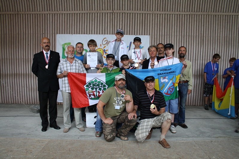 rodzinka.jpg (191.06 KiB) Przejrzano 7621 razy Na zdjęciu, jedyna kobieta, Pani Barbara Pieczka komandor zawodów, z lewej strony Andrzej Bryska III miejsce w NSS 650; z prawej Tadeusz Szymański III miejsce okrętem podwodnym w F2-B