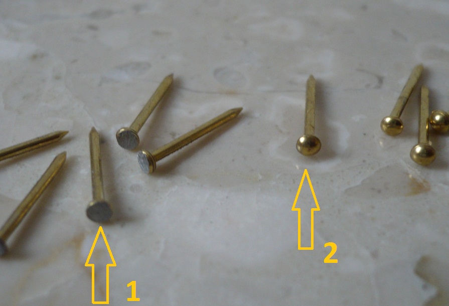1 łebki po ręcznym szlifowaniu<br />2 gwoździki 0,5mm do obróbki