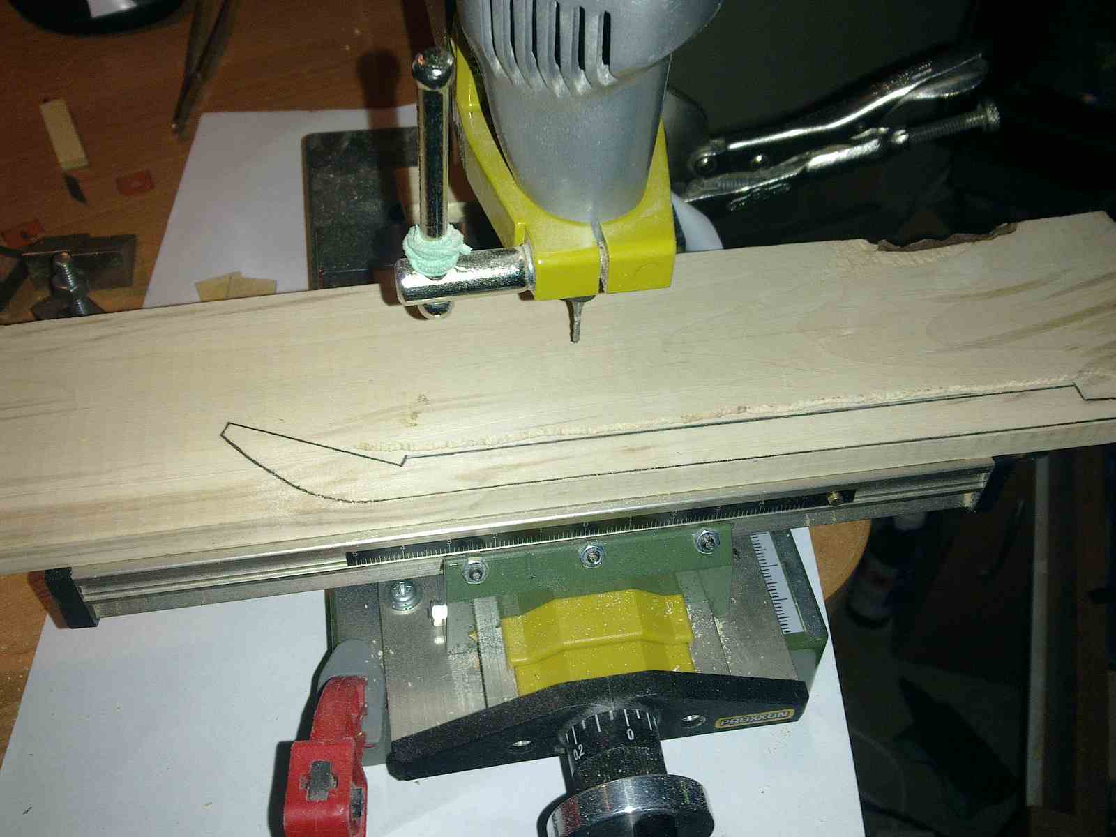 Zdjęcie495 (Kopiowanie).jpg (117.69 KiB) Przejrzano 9109 razy Nie mam jeszcze piły włosowej i muszę sobie jakoś radzić więc ten problem rozwiązałem tak jak widać na zdjęciu.