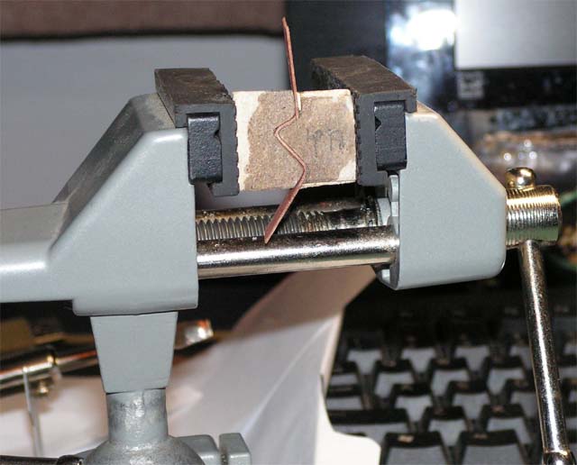 Do wyprofilowania czoła zrobiłem matrycę z sklejonej tektury nasączonej super glue. Paski przed umieszczeniem w matrycy i imadle moczyłem w wodzie i wstępnie profilowałem na stalowym pręciku a konkretnie gwoździu:). Po umieszczeniu w imadle suszyłem suszarką do włosów. Po wyjęciu elegancko trzymały profil.