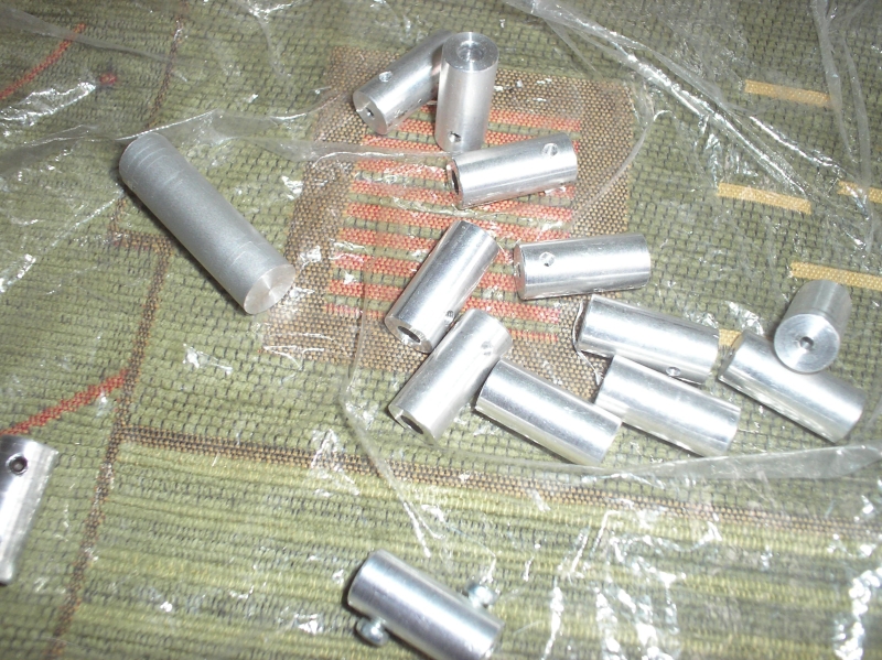 sprzęgiełka.jpg (443.33 KiB) Przejrzano 10042 razy fi4 na fi2 , skręcane śrubkami 2.5mm