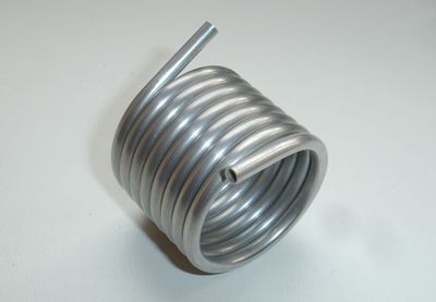 Tak mniej więcej powinna wyglądać zwijana chłodnica do silnika i cienkościenna rurka aluminiowa zdecydowanie lepiej się nadaje do jej wykonania, poza tym jest też znacznie lżejsza. Twoje wykonanie na pewno silnika chłodzić nie będzie.