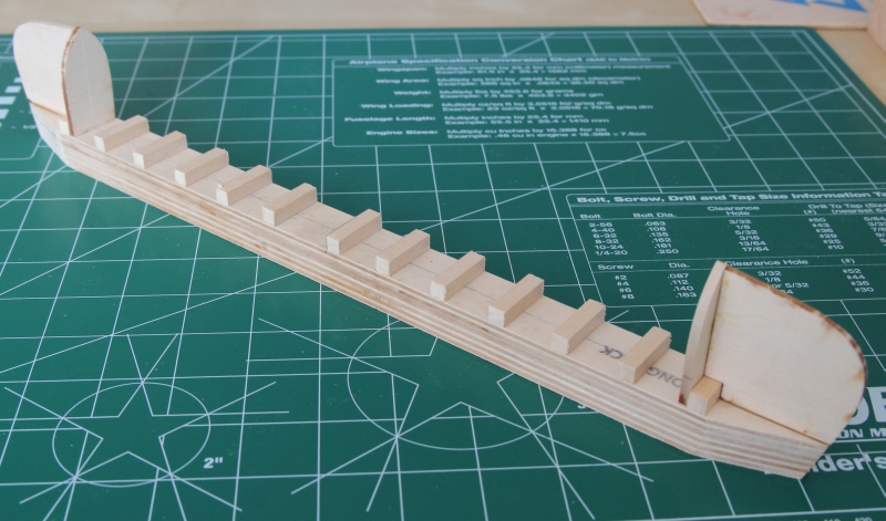 IMG_7017s.jpg (300.79 KiB) Przejrzano 14569 razy Przyklejone skrajne grodzie i oparcia dla stew