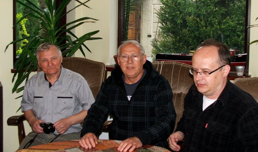 Narada przy okrągłym stole.Stół pozwala zniwelować różnice wzrostu i poglądów.