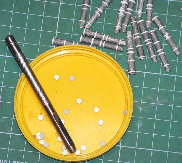 Wybijakiem fi 3,2mm do otworów wyciąłem krążki z tektury 0.3mm. Posłużą do zaślepienia wylotu luf. Pomoc wybijaka  trudno tu przecenić 
