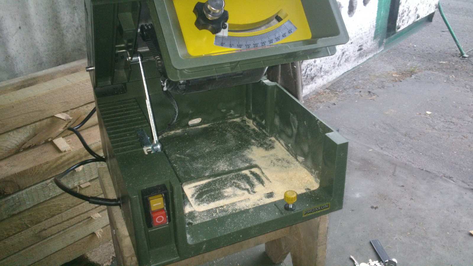 DSC_0522.jpg (128.29 KiB) Przejrzano 5571 razy Nie obyło się bez próby cięcia i wrażania są na duży "+" cicha praca silnika i precyzyjne cięcie tylko że sam muszę się podszkolić w cięciu jak i samej obsługi piły. W zestawie była piła z 24 zębami a dodatkowo kupiłem jeszcze tarczę z 36 zębami bo jest lepsza.<br />Jestem teraz na urlopie mam dużo materiału więc szykuje się ostre rżnięcie ;-)