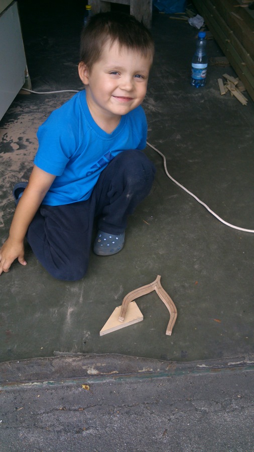 DSC_0628.jpg (125.48 KiB) Przejrzano 8233 razy Mój najlepszy pomocnik grający w Angry Birds. Proca , strzelanie , ptaki i takie tam.