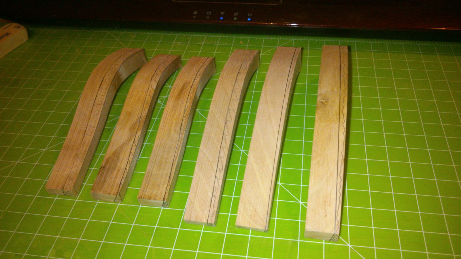 DSC_0704.jpg (246.56 KiB) Przejrzano 6795 razy Linie "biegnące" przez całą długość elementu okazały się niepomocne i dzięki nim zepsułem 2 elementy i musiałem robić je na nowo.