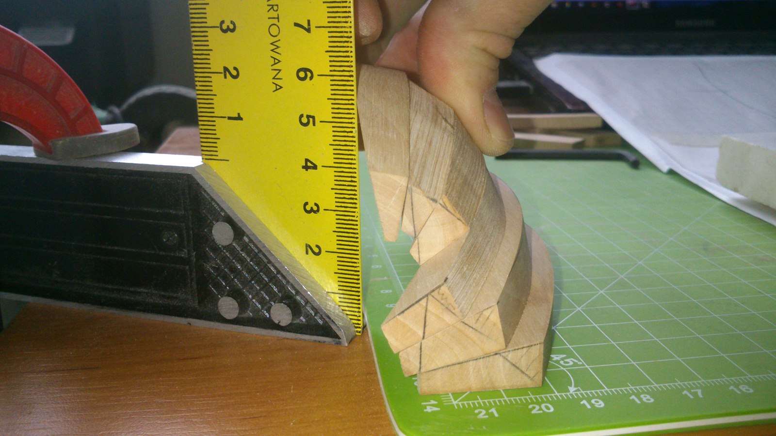 DSC_0713.jpg (241.58 KiB) Przejrzano 6519 razy No i jest problem (elementy składowe na jedna część dziobu) coś się nie zgadza. Znowu wyszło to co pisał Kagra ale chyba już pójdę za ciosem i spróbuje to zeszlifować. Elementy sklejone tylko tym czasowo na próbę co z tego wyszło.