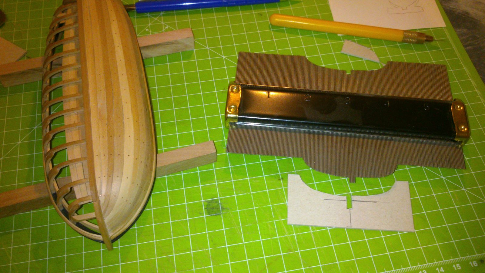 DSC_0789.jpg (237.98 KiB) Przejrzano 7201 razy Do wykonania podstawek pod szalupę użyłem przyrządu do ściągania kształtów - sprawdził się rewelacyjnie.