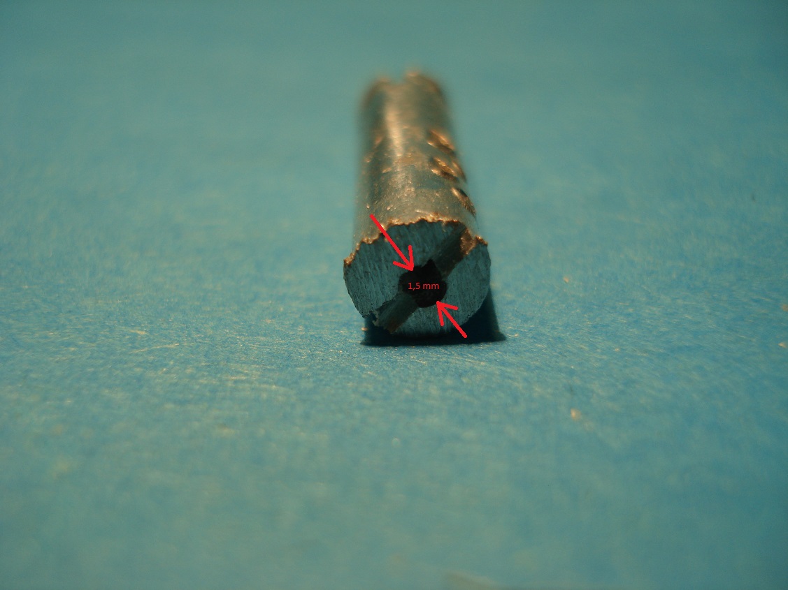 metalowy pręcik wywiercony otwór o średnicy ośki i przecięty, następnie wmontowany w wiertarkę albo inne coś i w szybkim tempie obrabia materiał