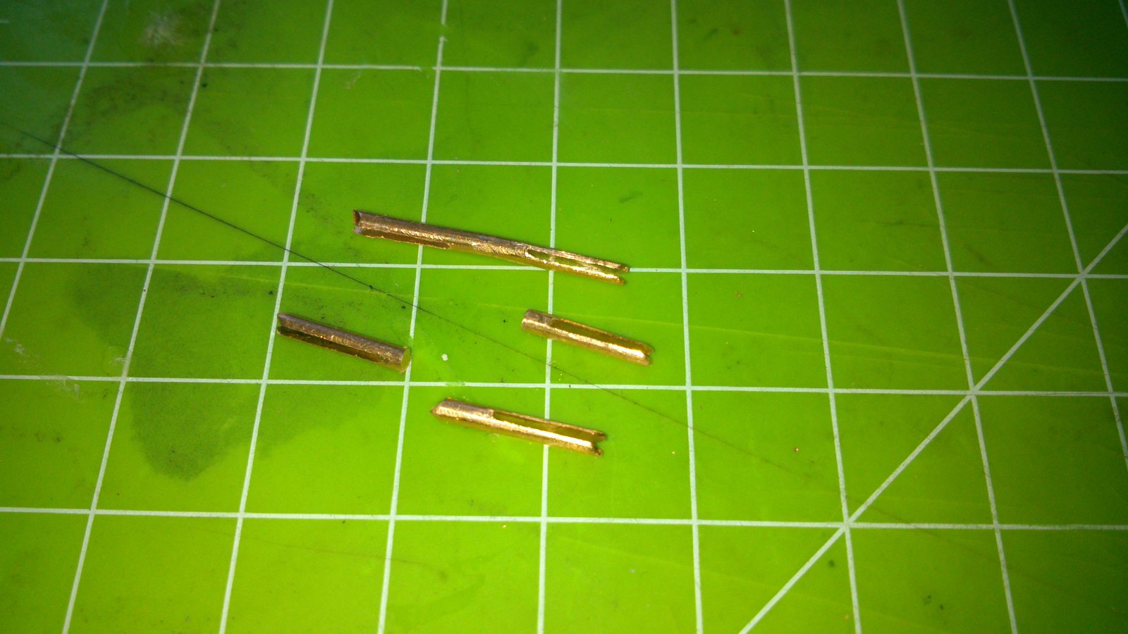 Drut miedziany, nacięty tarczą o grubości 0,5 mm.