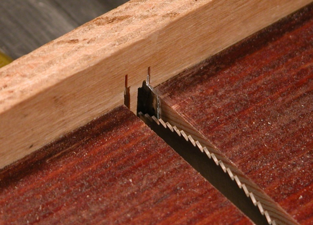 patent do gretingów1.JPG (172.63 KiB) Przejrzano 7772 razy Ogranicznik do ustawiania odstępu nacięć