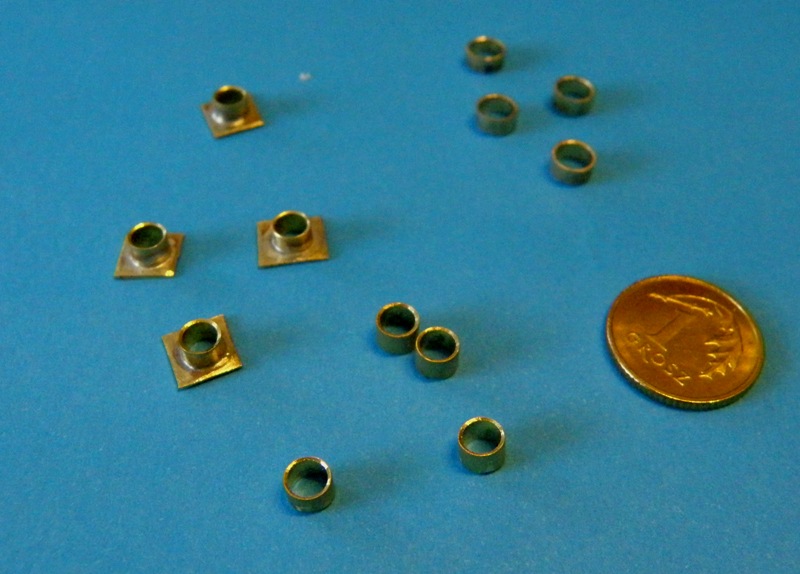przez dwa tyg. walczyłem z materiałem na bulaje, średnice 3,8/3,2 mm. Te z blaszkami są do wklejenia w kadłubie od środka.