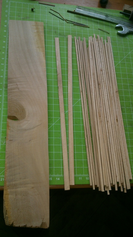 DSC_1212 (Kopiowanie).jpg (170.82 KiB) Przejrzano 14825 razy Przygotowane już listewki na wręgi i etapy ich powstawania.