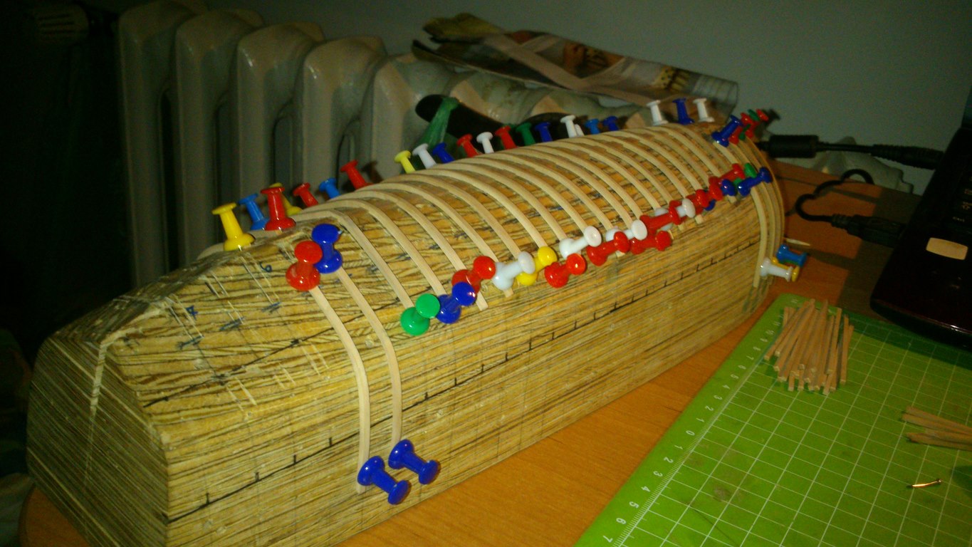 17.jpg (208.4 KiB) Przejrzano 13760 razy Właśnie na rufie od tych ostatnich mam problem żeby wygiąć bo kąt jest dość duży i listewki pękają.