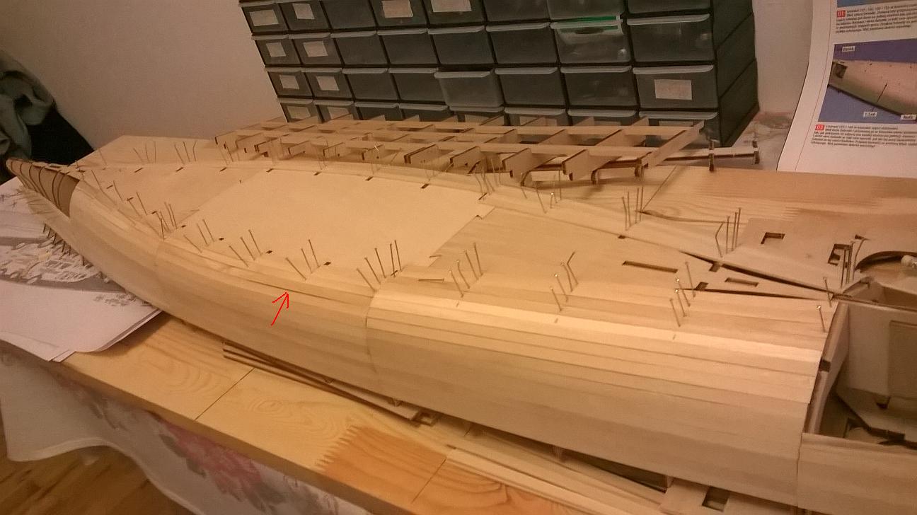 Tutaj pokazałem chyba najtrudniejszy etap przyklejania listewek. Wyszły mi pewne nierówności. Nie jest to jakieś straszne, ale będzie wymagało wyszlifowania papierem gdy skończę pierwsze poszycie.
