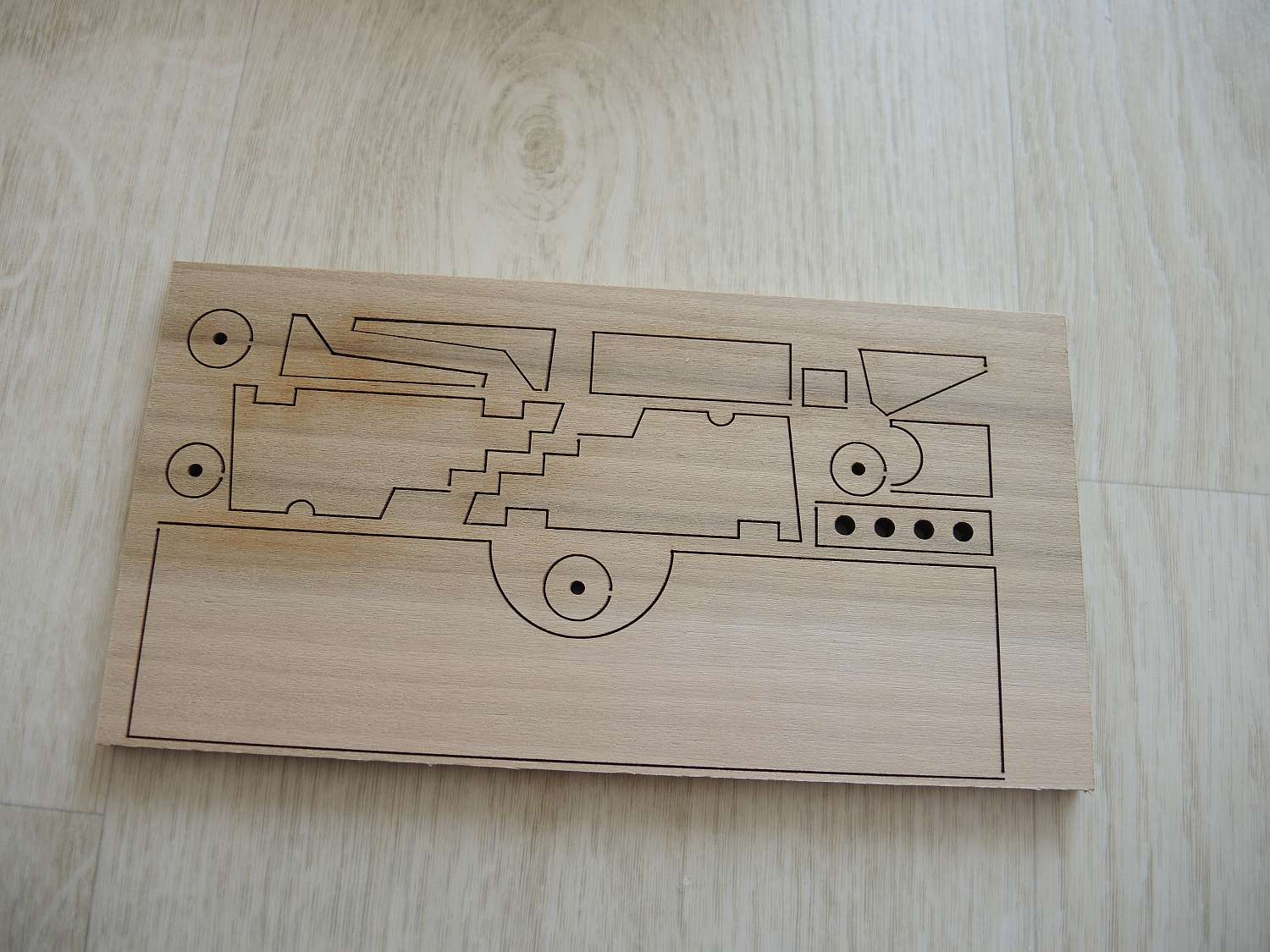 c02.jpg (185.63 KiB) Przejrzano 11755 razy Mocna i twarda sklejka 7 mm z elementami działa i wspornikami.