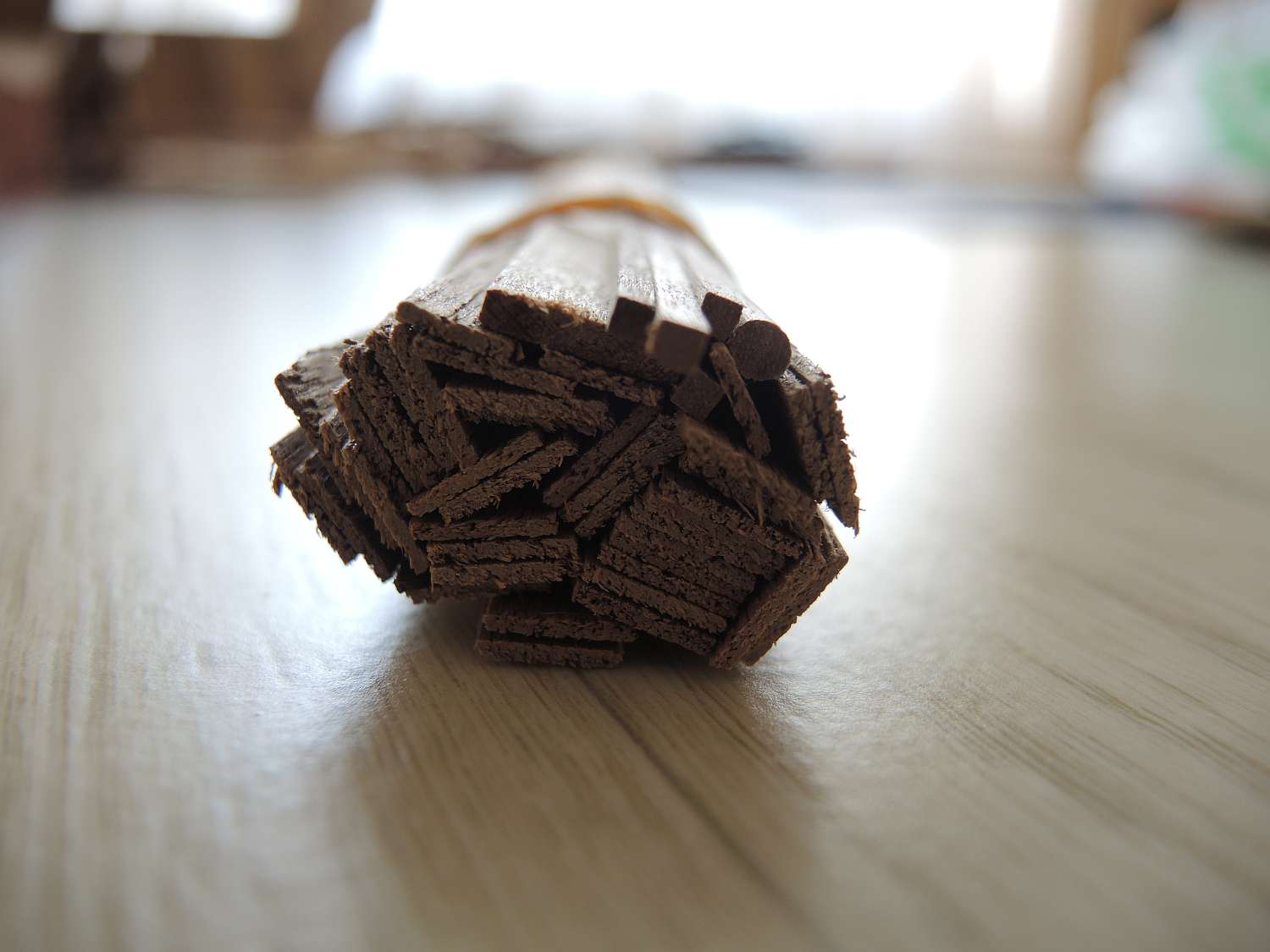 c03.jpg (112.42 KiB) Przejrzano 11755 razy Załączone listewki w większości 1x8 mm do pokrycia pokładu i fragmentu <br />burty (ich jakość koszmarna co widać już po samych końcówkach)