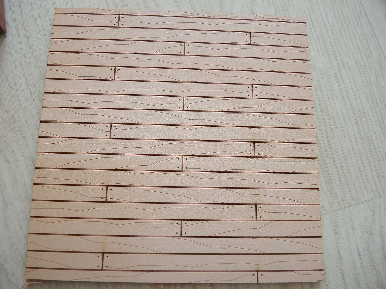 c04.jpg (223.59 KiB) Przejrzano 11755 razy Pokład. Co ciekawe jedna strona jest frezowania laserem jako imitacja <br />deskowania (deska 10 mm). W instrukcji każą wkleić druga stronę listewkami <br />jako pokład (wspomniane listewki 8 mm)