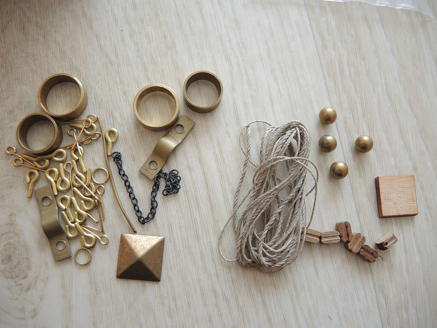 c06.jpg (193.88 KiB) Przejrzano 11755 razy Reszta drobiazgów.