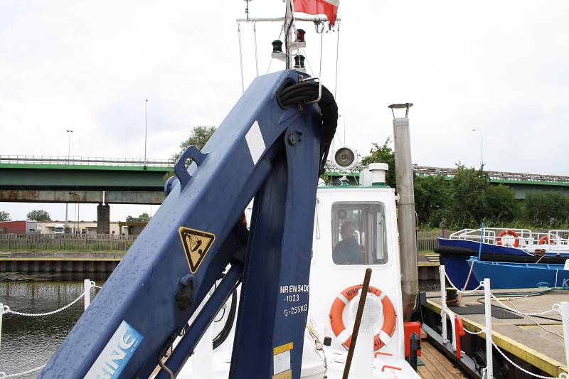 Model Hydrografa 7 nijak ma się do oryginału (patrz na kole ratunkowym - HYDROGRAF 7). Widzimy też, że na modelu są jakieś żurawiki, bomiki i winda za nadbudówką. W rzeczywistości mamy żurawik hydrauliczny podobny, a może się mylę, jak na jednostce Tucana.