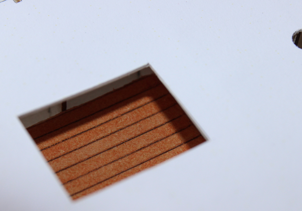 IMG_5457.JPG (466.74 KiB) Przejrzano 8839 razy Dolny kawałek pokładu był w sumie takim pierwszym poligonem. Nie wiem czy dobrze to zrobiłem, ale naciąłem papier w miejscach łączenia "desek". Przesunąłem jeszcze lekko pędzlem kolorem ciemnobrązowym, żeby przecięcia wchłonęły trochę barwy. Na koniec chciałem spróbować z popularnym sidoluxem (słyszałem że nadaje się do zabezpieczenia kartonów) ale nie wiem czy to dobry pomysł, bo w miarę wysychania trochę mi się wyginał. Chyba lepiej przejść na lakier bezwodny.