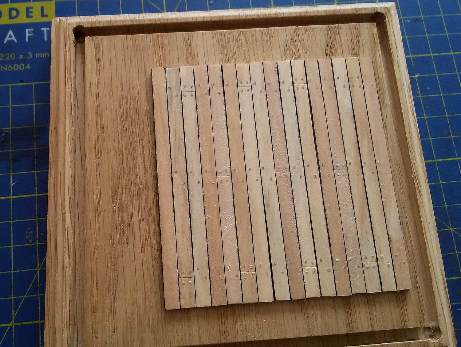 p107.jpg (192.24 KiB) Przejrzano 7009 razy Pokład z lipowych listewek 2x5 mm.