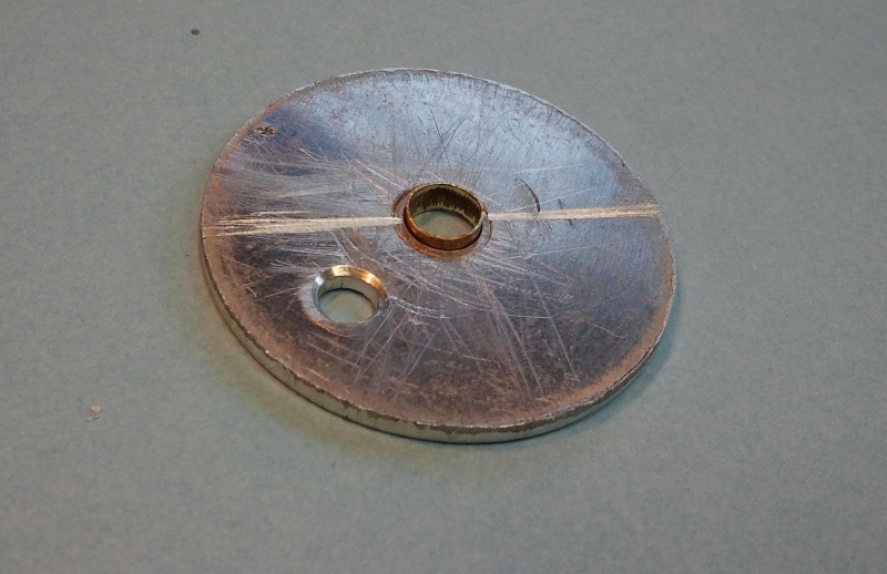 tulejka włożona do płytki, otwór w płytce jest o 0,1 mm większy od średnicy rurki