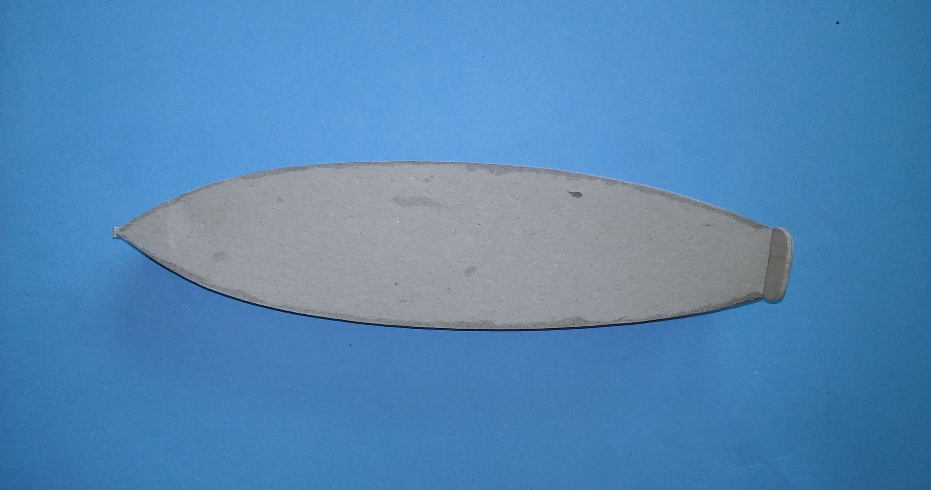 Od góry na wręgi nakleiłem tekturę 0,5 mm, która stabilizuje wręgi. Boki tektury posmarowałem klejem super glu, ułatwiło mi to późniejsze doszlifowanie tekturki do boków wręg. W ten sposób razem z podłogą  całość uzyskało formę kopyta, na tyle mocną  i stabilną, że mogę spokojnie naklejać poszycie bez obawy zdeformowania.