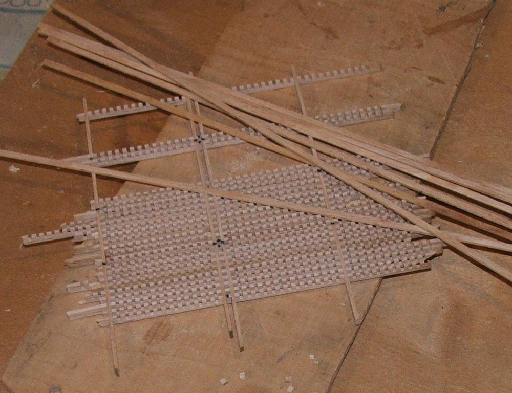 Do wykonania gretingu użyłem listewek bukowych 3x1mm na grzebyki i 2x1mm na listwy wzdłużne.Grzebyki są ułożone w poprzek i 1 wzdłuż żeby usztywnić ramę a reszta z prostych listewek.Całość zalałem Caponem w celu sklejenia dbając o to by nie zalać okienek.Skrajne listwy zalane CA.
