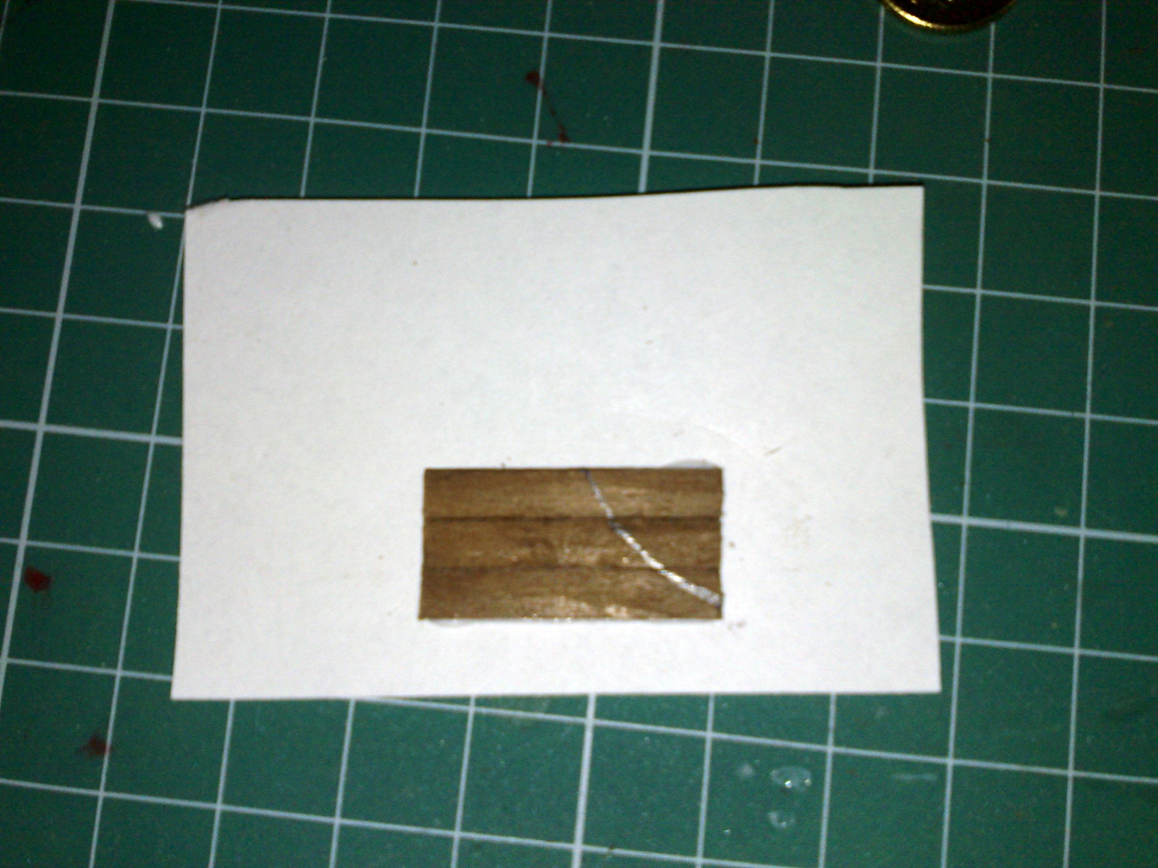 Wykonałem wzmocnienia  na burtach z orzecha 2x4 mm  najpierw powycinałem  kilka listewek o takich samych długościach.  Przykleiłem je na kartkę papieru  tak aby przylegały jak najlepiej do siebie . Następnie  odrysowałem łuk   który potem wyciąłem przeszlifowałem i efekty poniżej.
