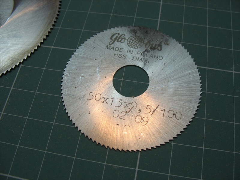 kupiłem frezy do tej pilarki ale musiałem zastosowac redukcje gdyz pilarka jest na otwór 10mm w pilarce zamontowałem 0,8 o srednicy 64mm tu można kupic te frezy http://lrtech.pl/225,244,s,75,frezy_tarczowo_pilkowe_do_metali_twardych_wykonane_wedlug_normy_pn_75_m_57474.html