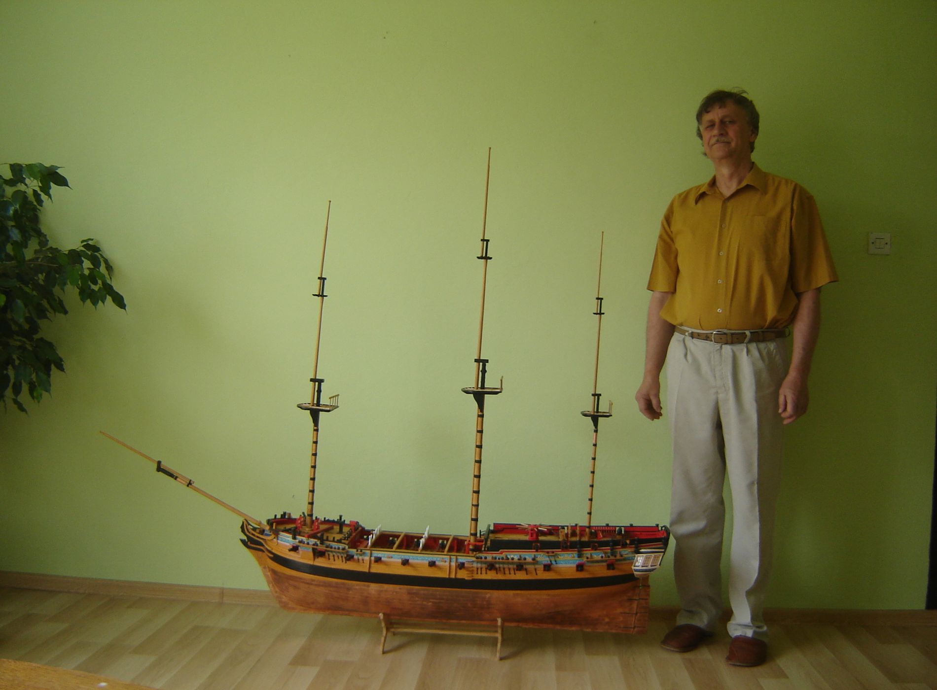 Dla lepszego zobrazowania wielkości modelu pozwoliłem sobie stanąć obok modelu.<br />Mam 180 cm wzrostu.