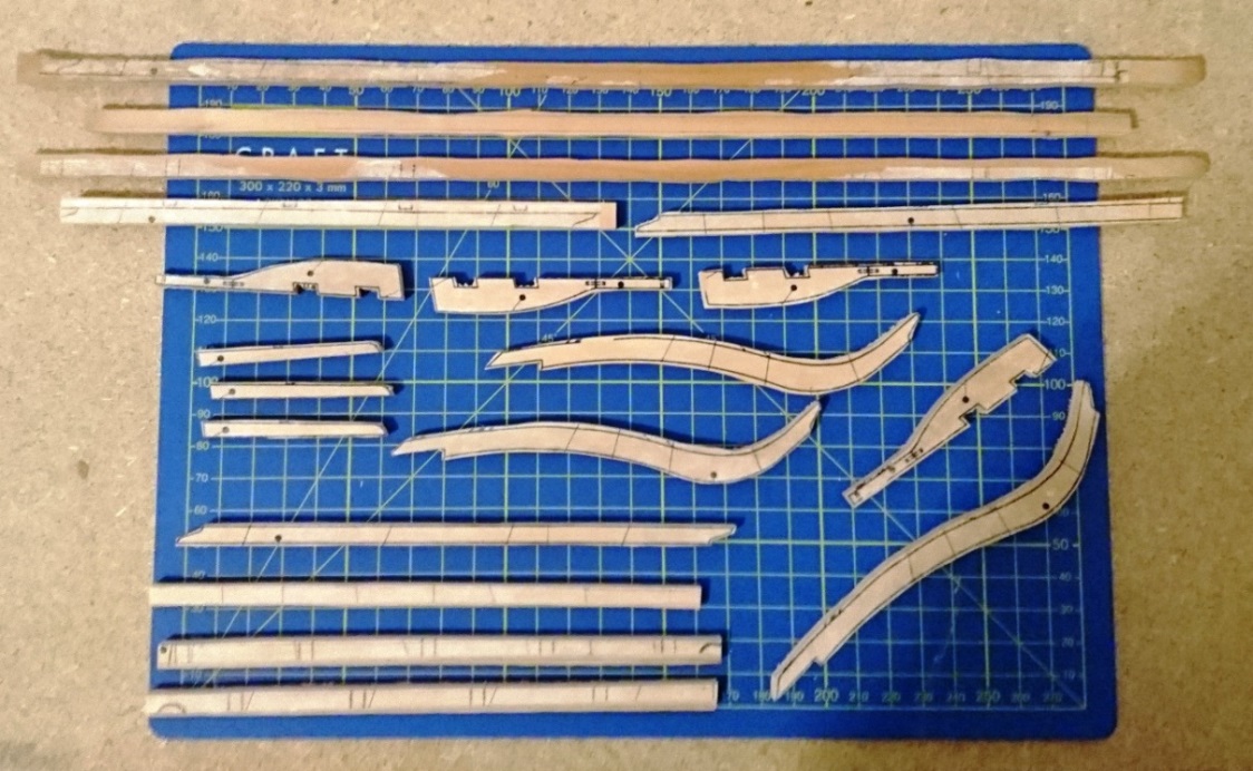 Kil, swewa dziobowa i rufowa.JPG (287.94 KiB) Przejrzano 7527 razy Wstępnie wycięte: kil, stewy dziobowa i rufowa, oraz płetwa sterowa. Wszystko z gruszy. Jeszcze tak nie widać ale piękne drewno i po oszlifowaniu i spasowaniu będzię rewelacyjnie wyglądać.