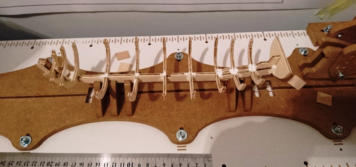 HMS szkielet.JPG (346.61 KiB) Przejrzano 7527 razy Sklejony szkielet HMS Bounty (szalupa). Nierówności załatane kitem do drewna który się łatwo barwi. Całość będzie wyszlifowana zabejcowana na kolor dębu. Wiem, że ta sklejka zestawowa to nie najlepszy materiał ale traktuję ten model czysto treningowo.