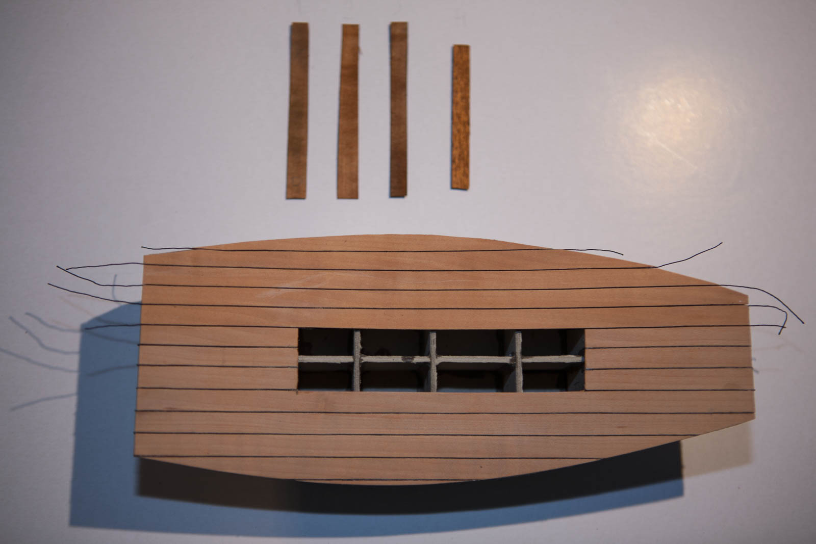 Dzonka-8.jpg (120.43 KiB) Przejrzano 13114 razy Pierwsze paski forniru przyklejone na pokładzie. Klej użyty to butapren (grunt na kartonie i nałożenie na plankę - chwyta szybko). Caulking miałem robić zaczerniając krawędzie, jednak mi się nie podobało i skończyłem wklejając czarną nić)