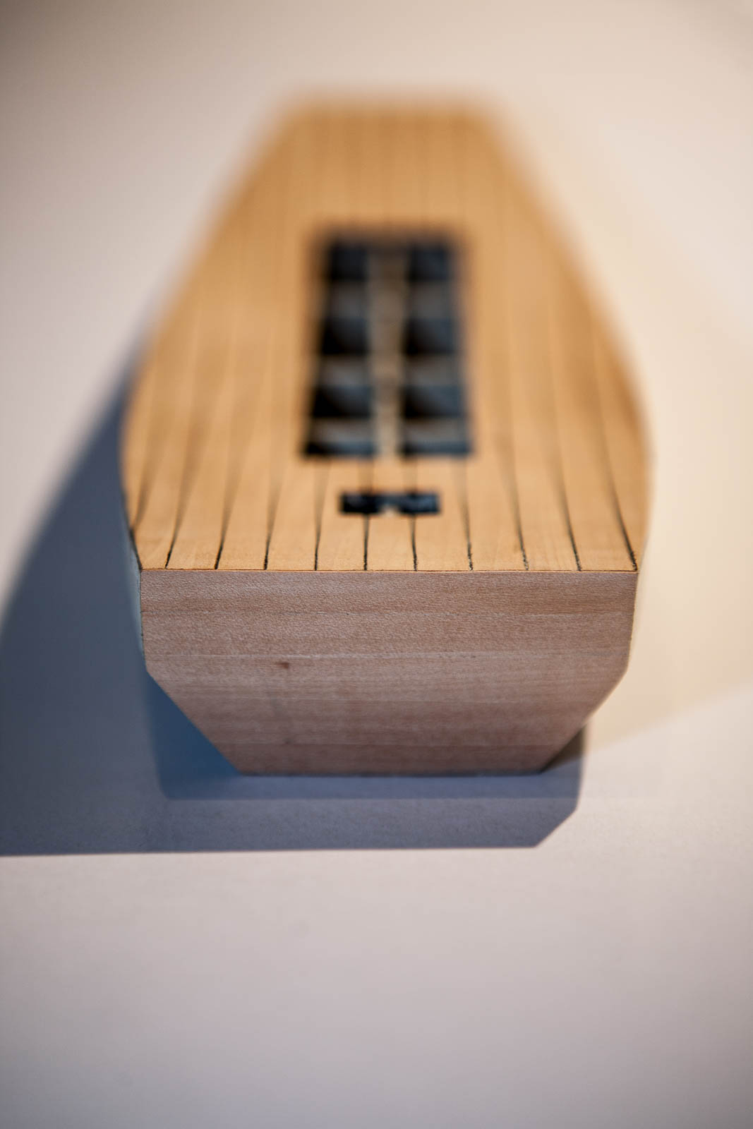 Dzonka-10.jpg (101.72 KiB) Przejrzano 13112 razy Okleiłem także rufę pięcioma paskami tego samego forniru (Wszędzie będzie grusza)