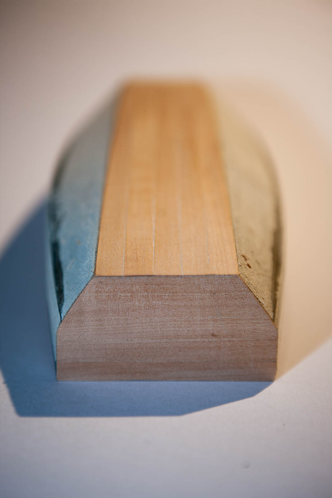 Dzonka-11.jpg (117.87 KiB) Przejrzano 13485 razy Dno też wyszło w miarę równo. Kleiłem z pasków szerokości 10mm zwężających się do 8 mm. Całość przejechana nożykiem do tapet a następnie zeszlifowana zgodnie z przebiegiem krawędzi.