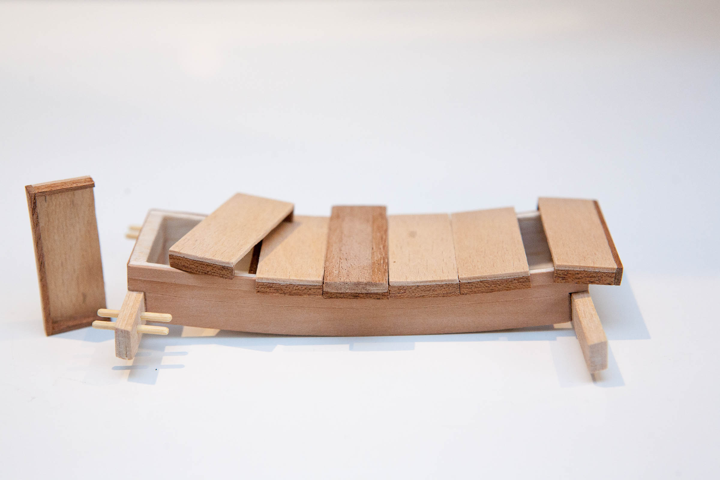 Dzonka-24.jpg (178.16 KiB) Przejrzano 10891 razy Postanowiłem, że dżonka będzie posiadała działające elementy zatem pokrywy ładowni są podnoszone i spasowane na "styk" Chyba dorobię jeszcze do nich uchwyty sznurkowe.