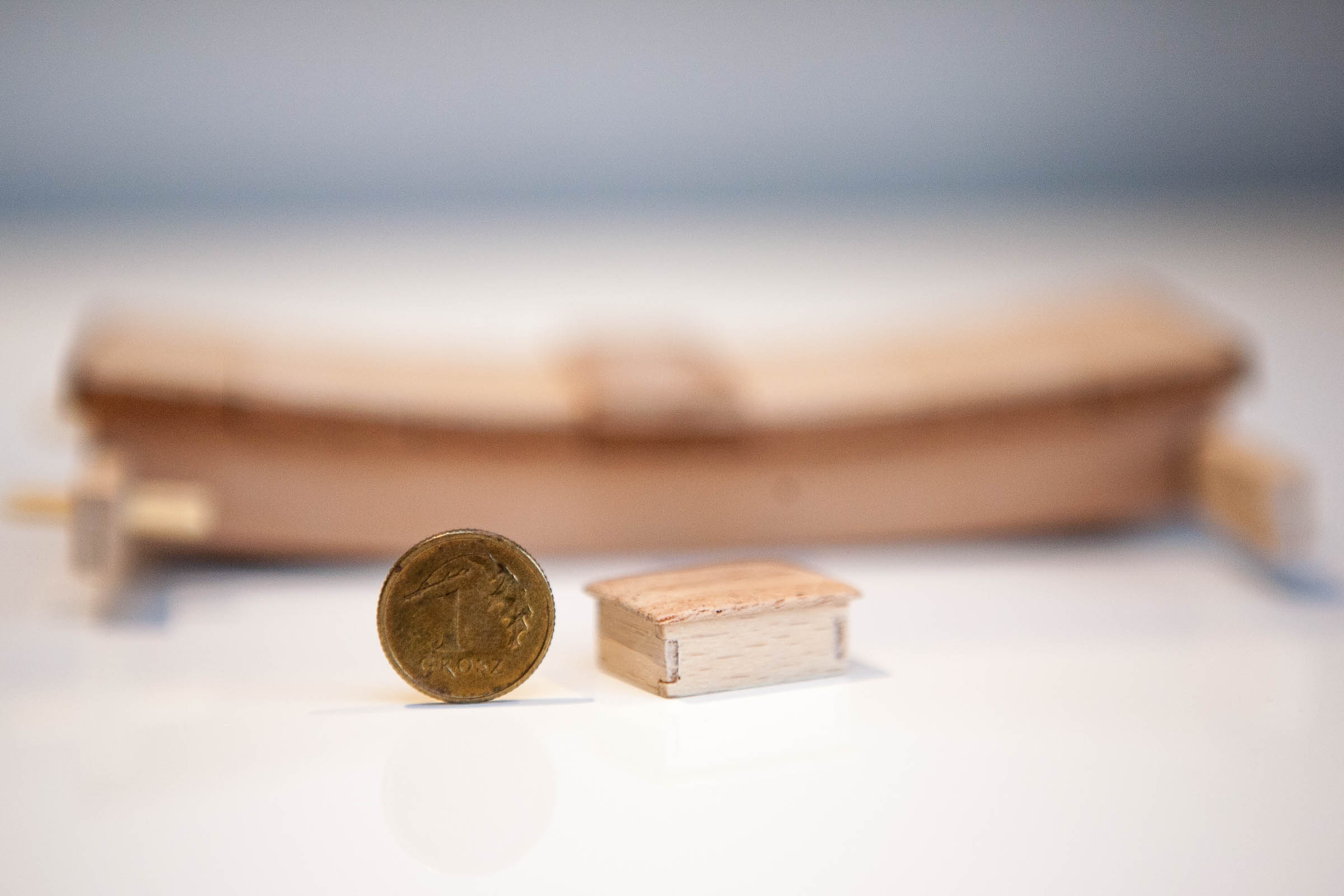 Dzonka-25.jpg (192.77 KiB) Przejrzano 10891 razy Próba na detalu. Postanowiłem użyć bardziej skomplikowanego ale i ładniejszego łączenia ścianek. (ręcznie iglakami)