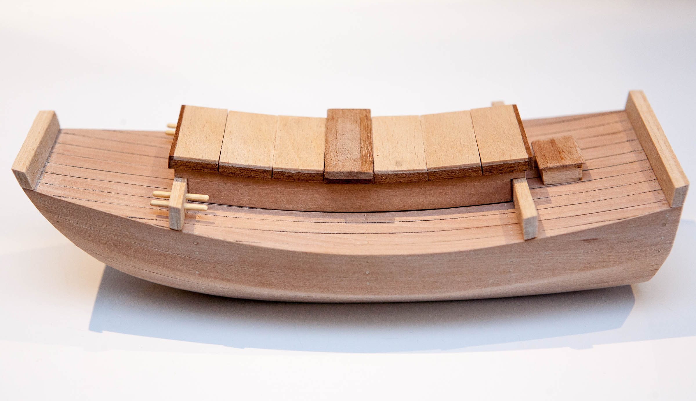 Dzonka-26.jpg (256.38 KiB) Przejrzano 10891 razy Całość na pokładzie na razie luźno.Barierka chyba będzie gięta z listewki egzotyka wpasowaną w belki na pokładzie. Myślę już powoli o kolorze/pokoście - nie wiem czy bejcować na ciemno i później pokost czy tylko pokost. Żona chce ciemniejszej dżonki.