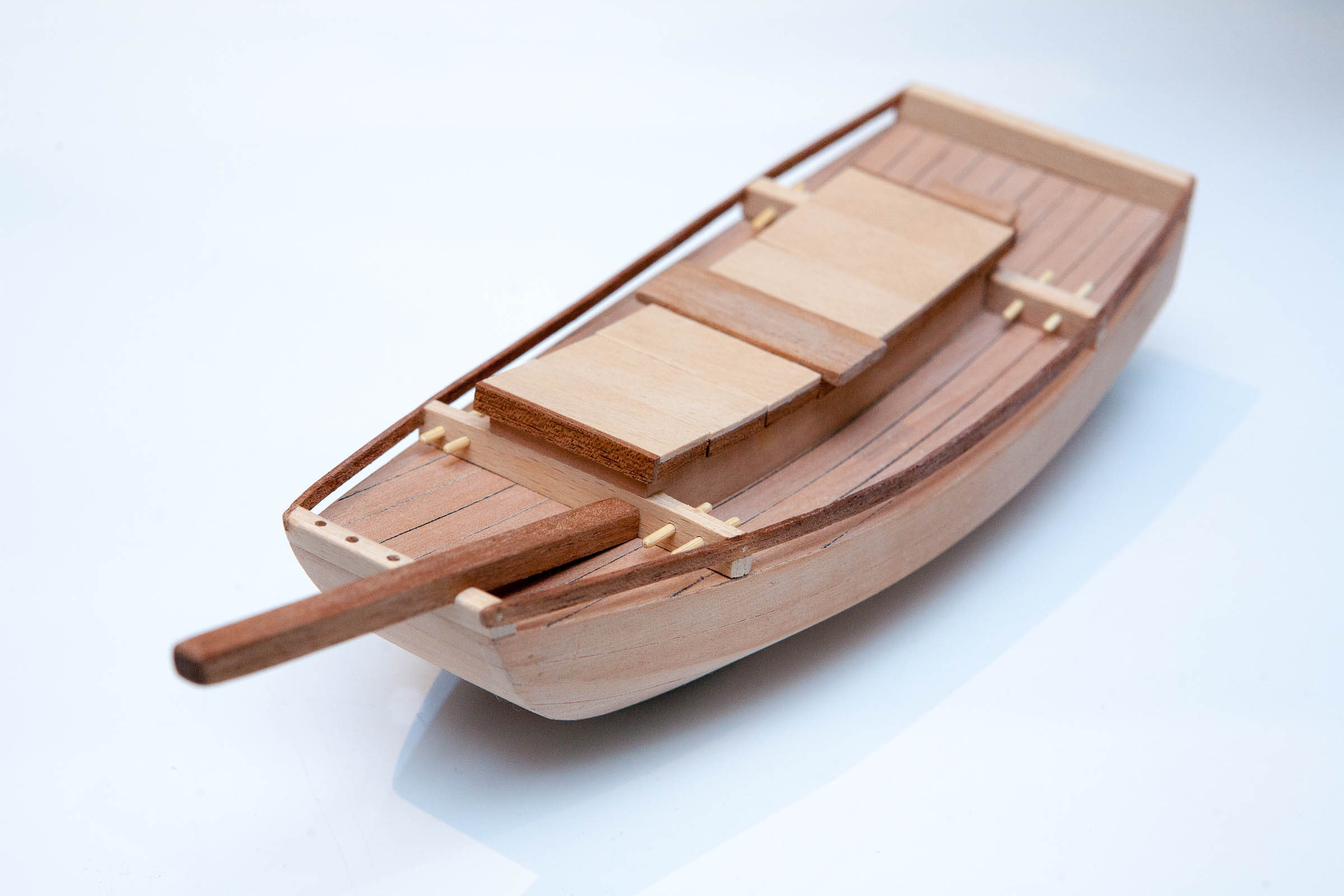 Dzonka-29.jpg (205.54 KiB) Przejrzano 10709 razy Wpasowałem także relingi z deseczek egzotycznych. Moczone w gorącej wodzie i gięte do porządanego kształtu. Następnie wpasowane w pokład.